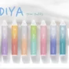 ✅ 基本介紹 這款叫做「DIYA 7500口 一次性電子煙」或「叮啞7500口抛棄式電子煙」。 標示「7500口」指大致可抽約 7500 口,是其容量/耐用度的一個賣點。 它配置大容量:約 13 ml 的煙油倉 + 650 mAh 可充電電池。 採「一次性/拋棄式」設計,強調「免換彈、免維護、即抽即用」。 🍇 特色與賣點 煙霧濃郁 & 口味多樣 — 官方宣稱霧化效果均勻,煙霧順滑濃厚,加上多種口味(水果、薄荷、飲料風味等等)可選。 高 CP 值 & 長效使用 — 因為容量大、續航強,一支約能用幾天甚至一週(視使用頻率)。對中重度使用者來說吸引力較高。 DIYA叮啞7500口拋棄式一次性電子煙